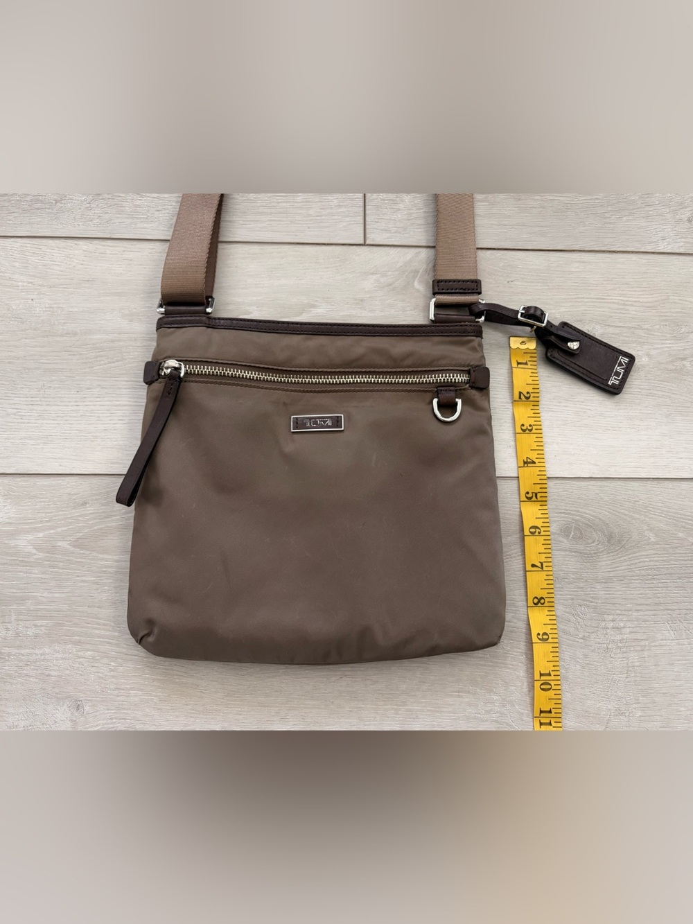 GUC Tumi Voyager Taupe Nylon Crossbody Messenger Bag with Leather Trim - Picture 13 of 13